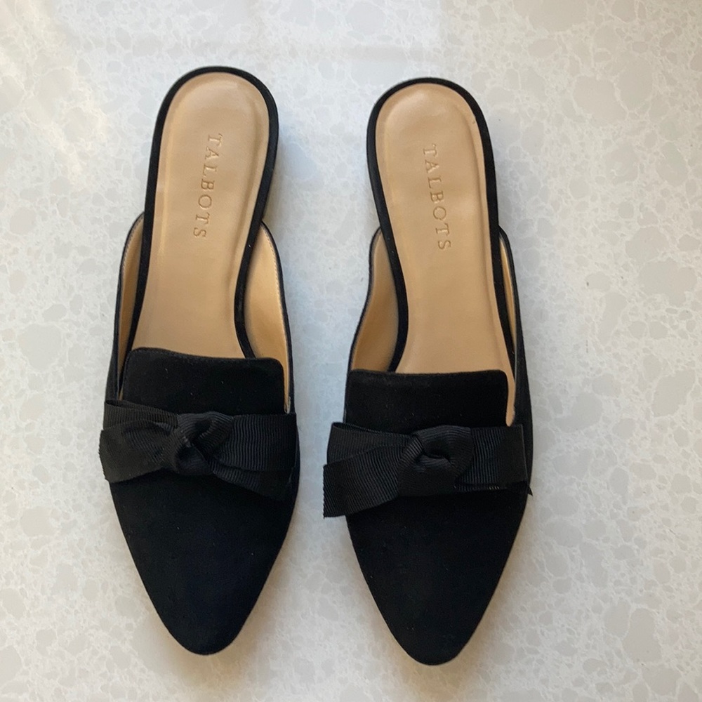 Women’s slides size 8.5.